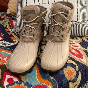 SPERRY Saltwater Quilted rain boots in Oyster Sz 10